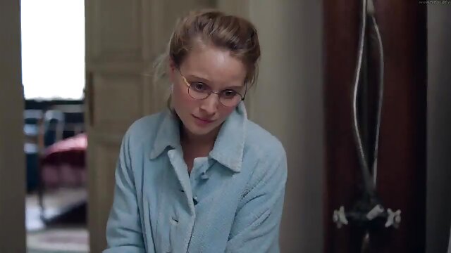 La fille film x francais avec scenario à l'huile glisse bien sa chatte sur le pénis saillant du chien