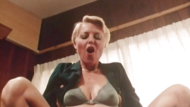 L'agent a rempli sa bouche de sperme épais qui est venu à la fille de casting beau film porno francais