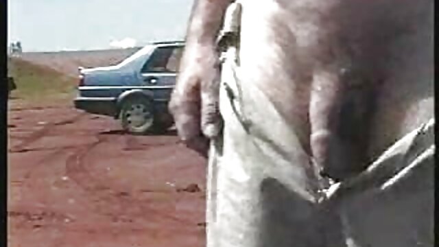 Un agent porno fait film x francais 1970 tourner une brune pour qu'elle se rende dans sa voiture